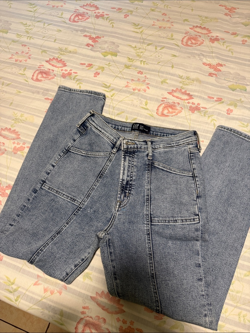 GAP Women’s Light Wash Slim Straight Jeans